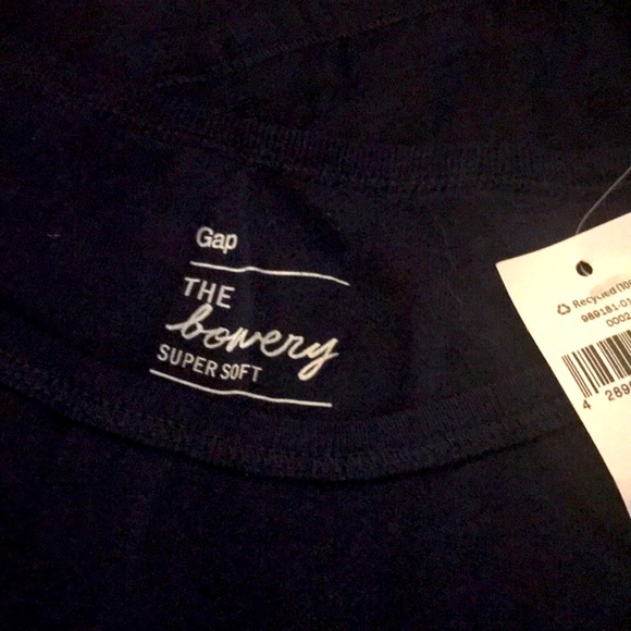 NWT. Gap women’s long Sleeve tee. Medium. Navy blue - Picture 1 of 4